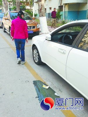 停在路邊的車也被砸