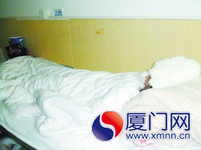 小梁躺在病床上,身心俱傷