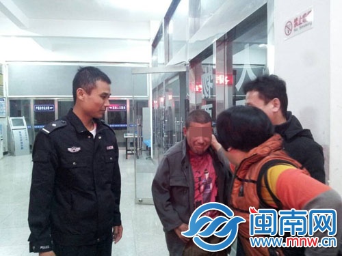 回到母親身邊，張某慎露出開(kāi)心的表情