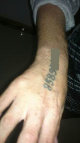 張某慎右手背上文著電話號(hào)碼