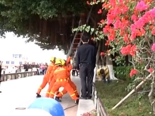 上吊男被取下來