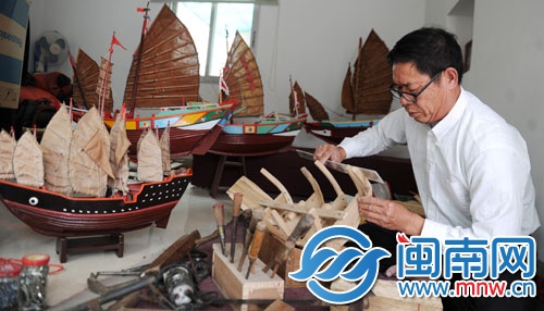 做起船來，老黃一點(diǎn)都不含糊，每道工序都非常認(rèn)真地