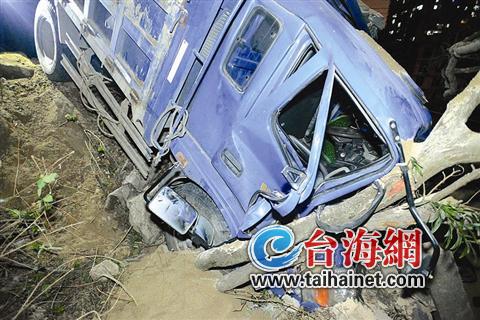 樹擋住了沖下來的土方車