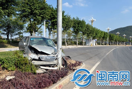 小車(chē)車(chē)速太快，直接撞上綠化帶