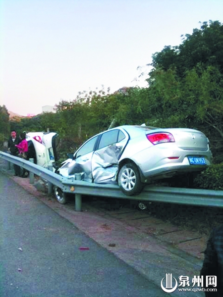 兩輛小車一前一后飛出護欄外