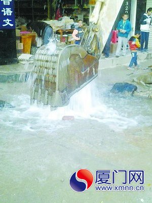 施工隊(duì)野蠻施工導(dǎo)致水管破裂