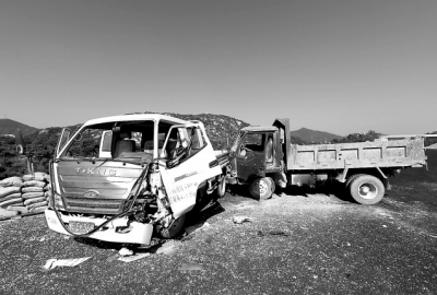 一輛白色貨車(chē)和一輛藍(lán)色貨車(chē)相撞