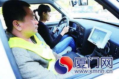 ■坐在考生旁邊的不再是考官，而是安全員