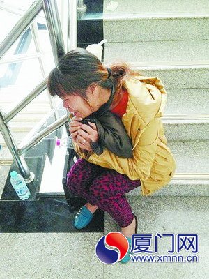 小煌嶼的母親在ICU病房外哭泣