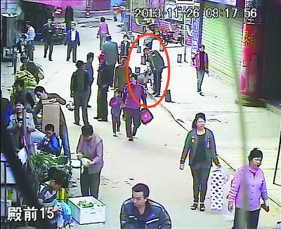 在嬰兒車旁探頭探腦