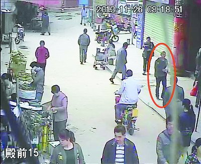 得手后，手拿雜志離開