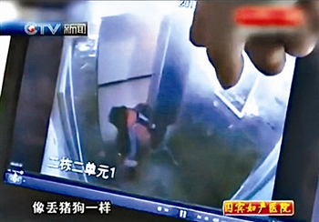 電梯監(jiān)控顯示，小女孩在電梯里摔打男童