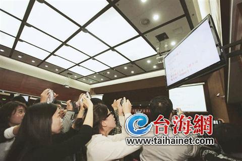 大家紛紛舉起相機(jī)，記錄下新“地王”誕生的這一時(shí)刻