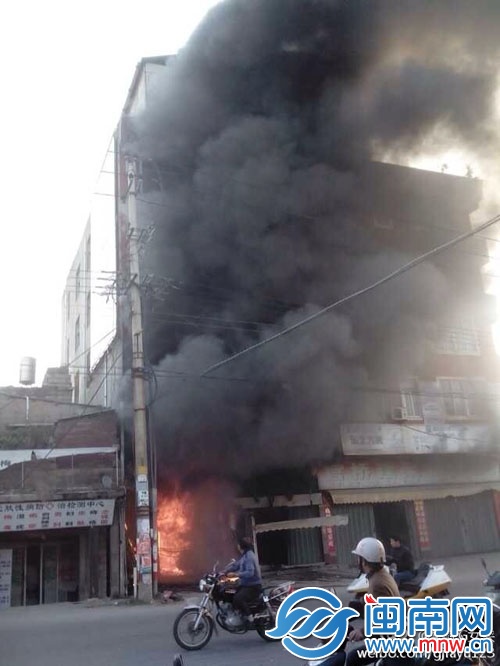 一樓茶葉店濃煙滾滾，躥上高層