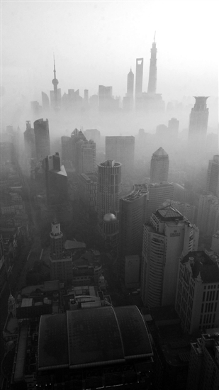 5日，上海，浦東遠(yuǎn)望去如同海市蜃樓