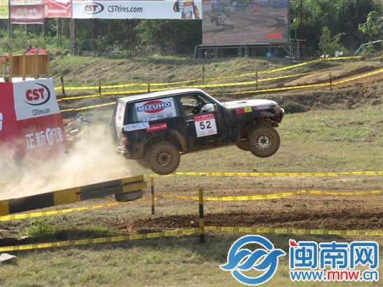 52號(hào)車在過蹺蹺板時(shí)飛躍而起