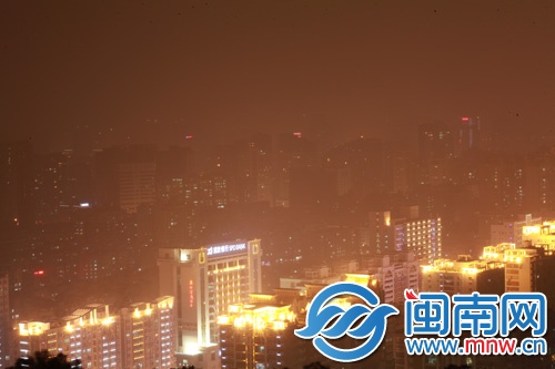 昨日傍晚，從大坪山往下看，泉州市區(qū)有點(diǎn)霧，能見度