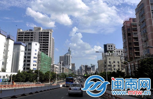 作為對比，今年7月31日，福州市區(qū)五四路上空藍(lán)天白云