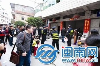 事發(fā)現(xiàn)場，警方正在屋內(nèi)尸檢