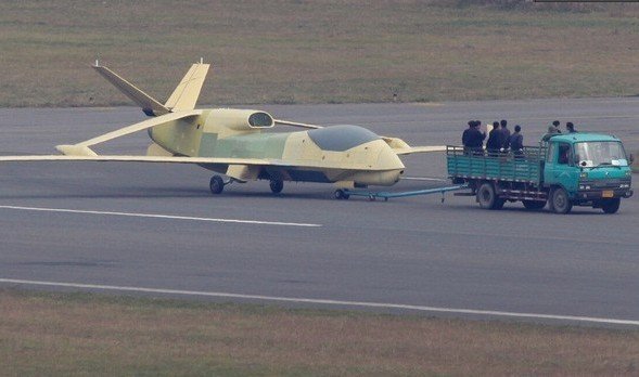 疑似為定型版的“翔龍”無人機