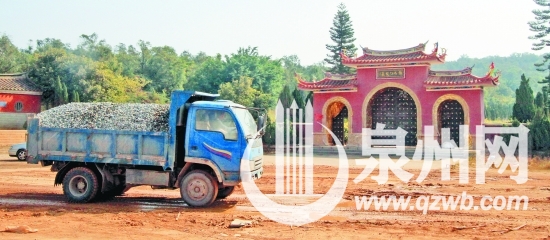 南安市鄭成功陵園大門緊閉，一輛土方車從滿是泥濘的