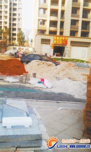 “沙霸”眼線開著黑色轎車在小區(qū)門口“巡邏”。