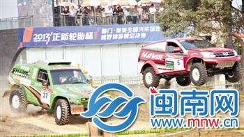 發(fā)車信號一發(fā)，賽車通過“W形坑”時騰空而起