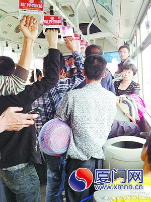 滅火器爆噴后，司機(jī)安撫乘客