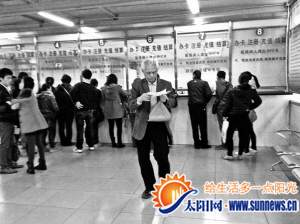 醫(yī)院看病,老人大多不會(huì)操作自助機(jī)