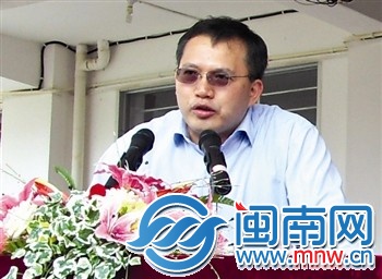 去年5月，李曙峰和弟弟捐資100萬，成立玉振教育基金