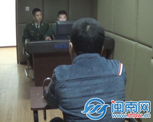 身著男裝、理著板寸頭的小珍，在派出所配合辦案