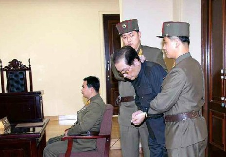 張成澤受審現(xiàn)場曝光(