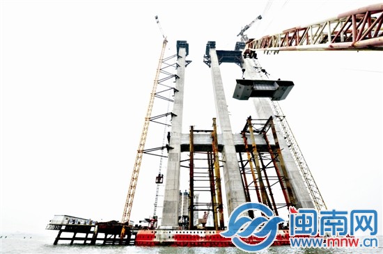 泉州跨海大橋塔頂?shù)跹b第一塊橫梁