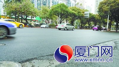 昨日中午，湖濱南路墊高路面沒有積水。