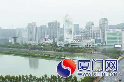 近日環(huán)繞著我市上空的霧霾不見了