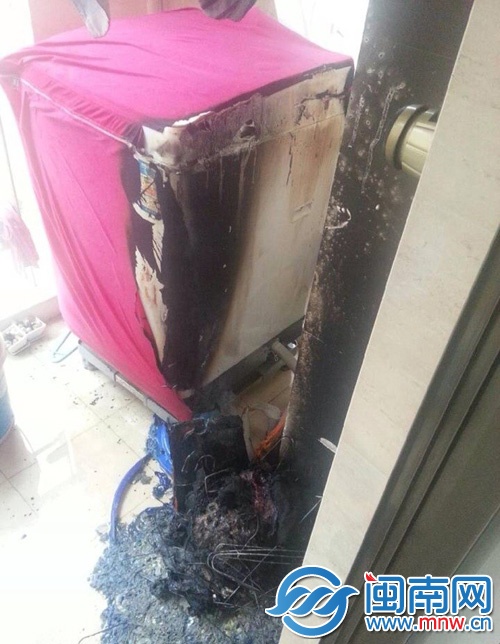 陽(yáng)臺(tái)上的洗衣機(jī)被燒毀