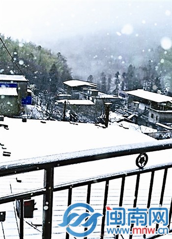 桐木關(guān)村民屋外白雪皚皚，雪花還在不斷飄落