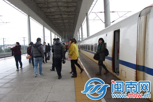 旅客們從漳州站出站，列車返回廈門北站