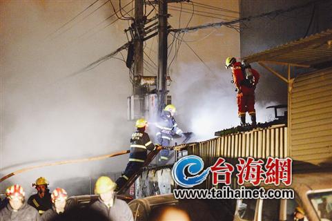 廠房外墻的煙囪管道燃起大火