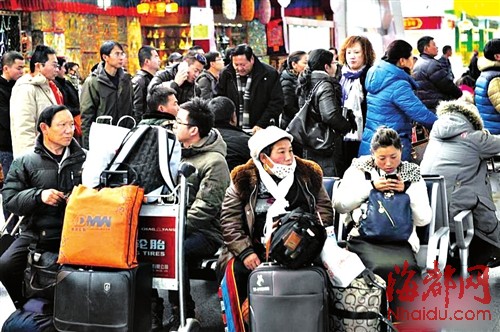大量旅客滯留在貢嘎機(jī)場(chǎng)候機(jī)大廳