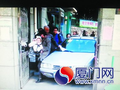 轎車堵住了小區(qū)大門