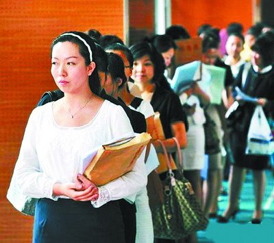 春秋航空招聘會(huì)現(xiàn)場(chǎng)，大齡女性應(yīng)聘