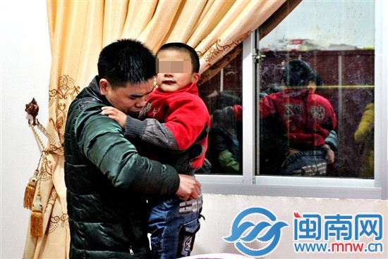 爸爸許先生，為玩鬧的小兒子整理褲子