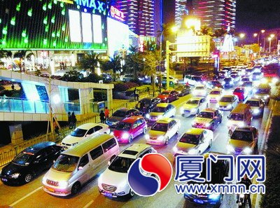 萬達(dá)廣場周邊，車排長龍