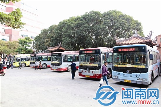 文化宮公交站，一片繁忙