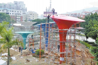 南美立交廣場雕塑正在上漆及安裝LED燈