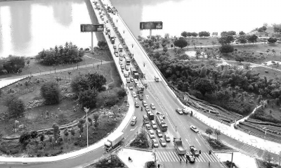 事故造成柳城大橋交通擁堵