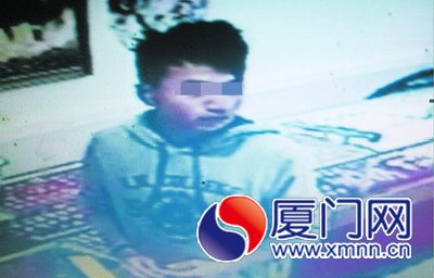 嫌疑人被監(jiān)控拍下體貌特征