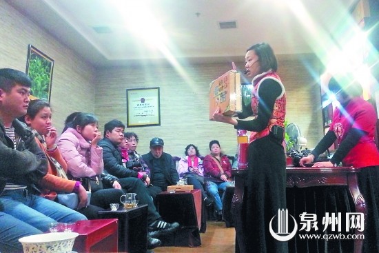 逛會(huì)展中心，被帶進(jìn)旁邊的普洱店包間，接受推銷。