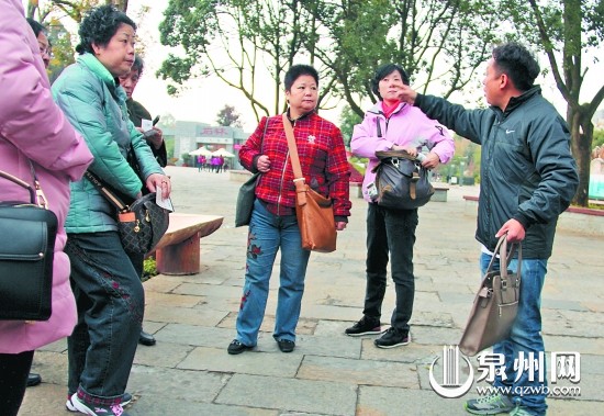 導(dǎo)游（右）把游客帶到石林入口處，讓游客自己逛。